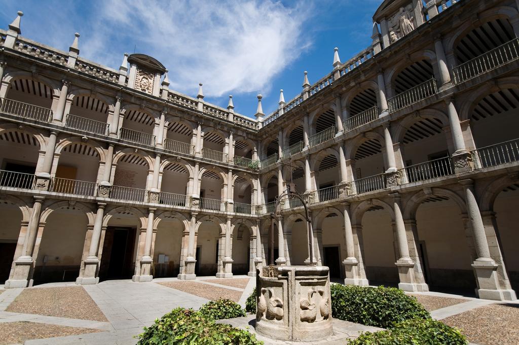 Miguel De Cervantes Alcalá de Henares Exterior foto